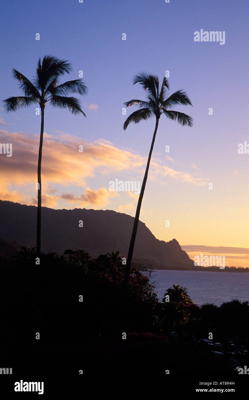 Coucher du soleil à Makahoa point, connu sous le nom de Bali Hai, rive nord de l'île de Kauai Banque D'Images