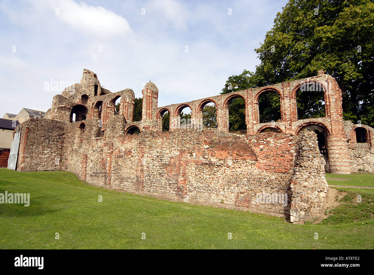 Prieuré Saint Botolph s qui a été en partie construit avec la pierre et la brique romaine Colchester Essex UK Banque D'Images