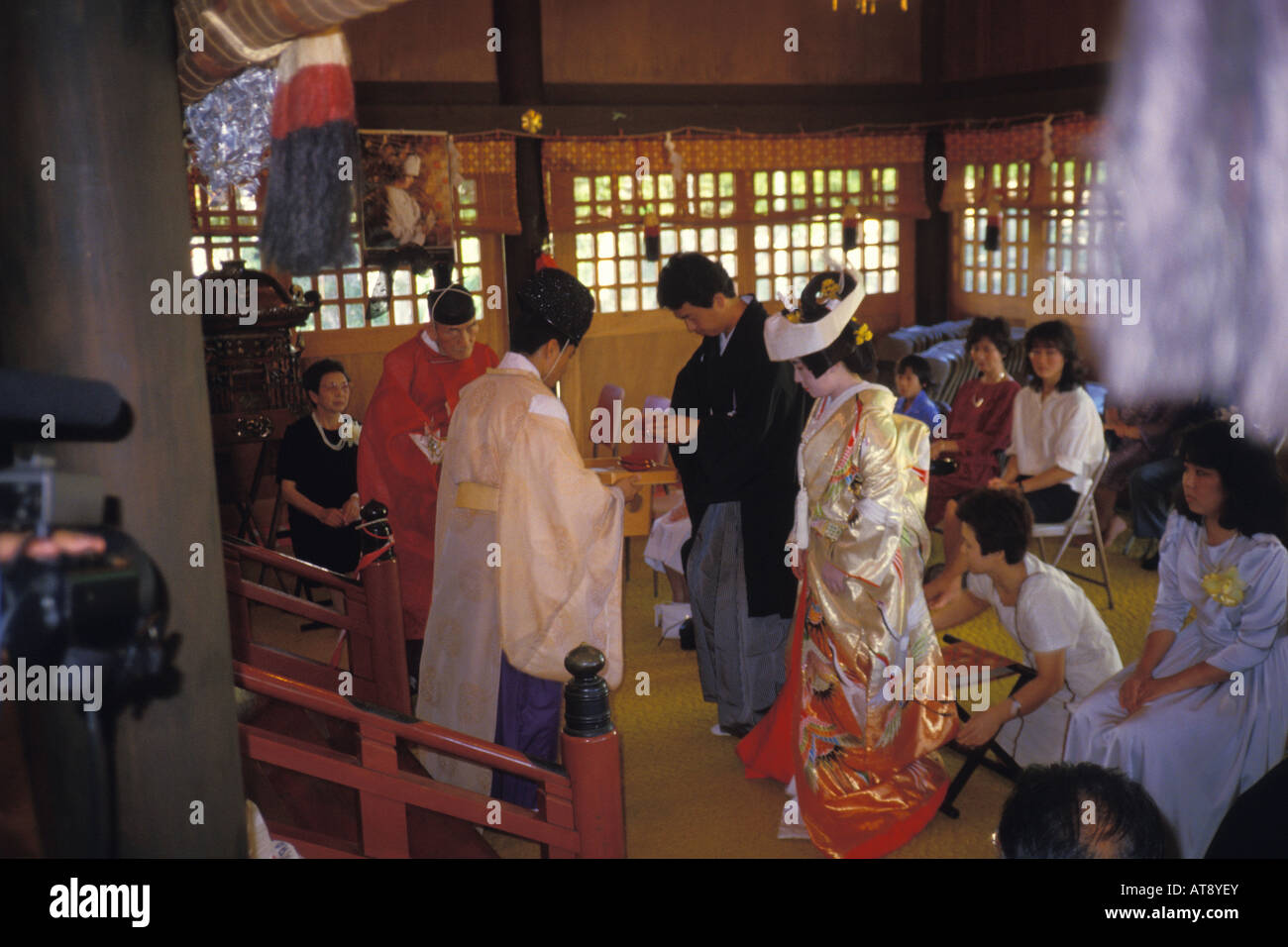 Buddist temple Shinto et preist lors d'une cérémonie de mariage traditionnel Banque D'Images