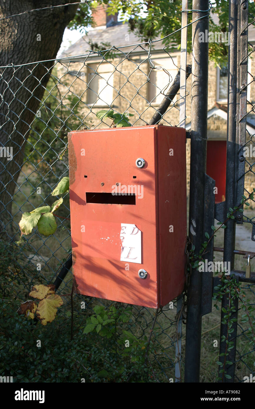 Une boîte postale qui est passé de son mieux Banque D'Images