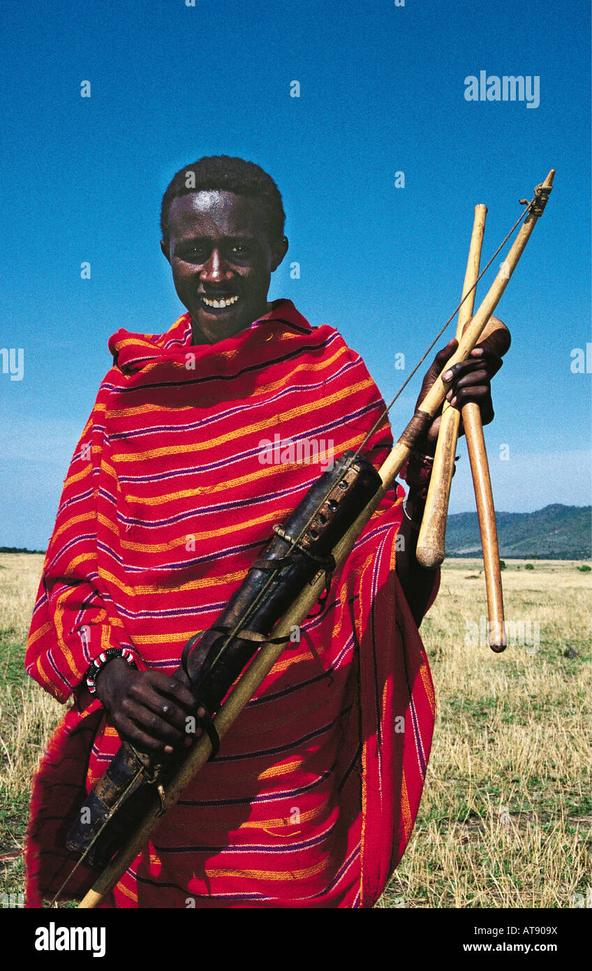 Jeune homme Masai moran avec armes traditionnelles de l'arc et de la flèche de la réserve nationale de Masai Mara au Kenya Banque D'Images