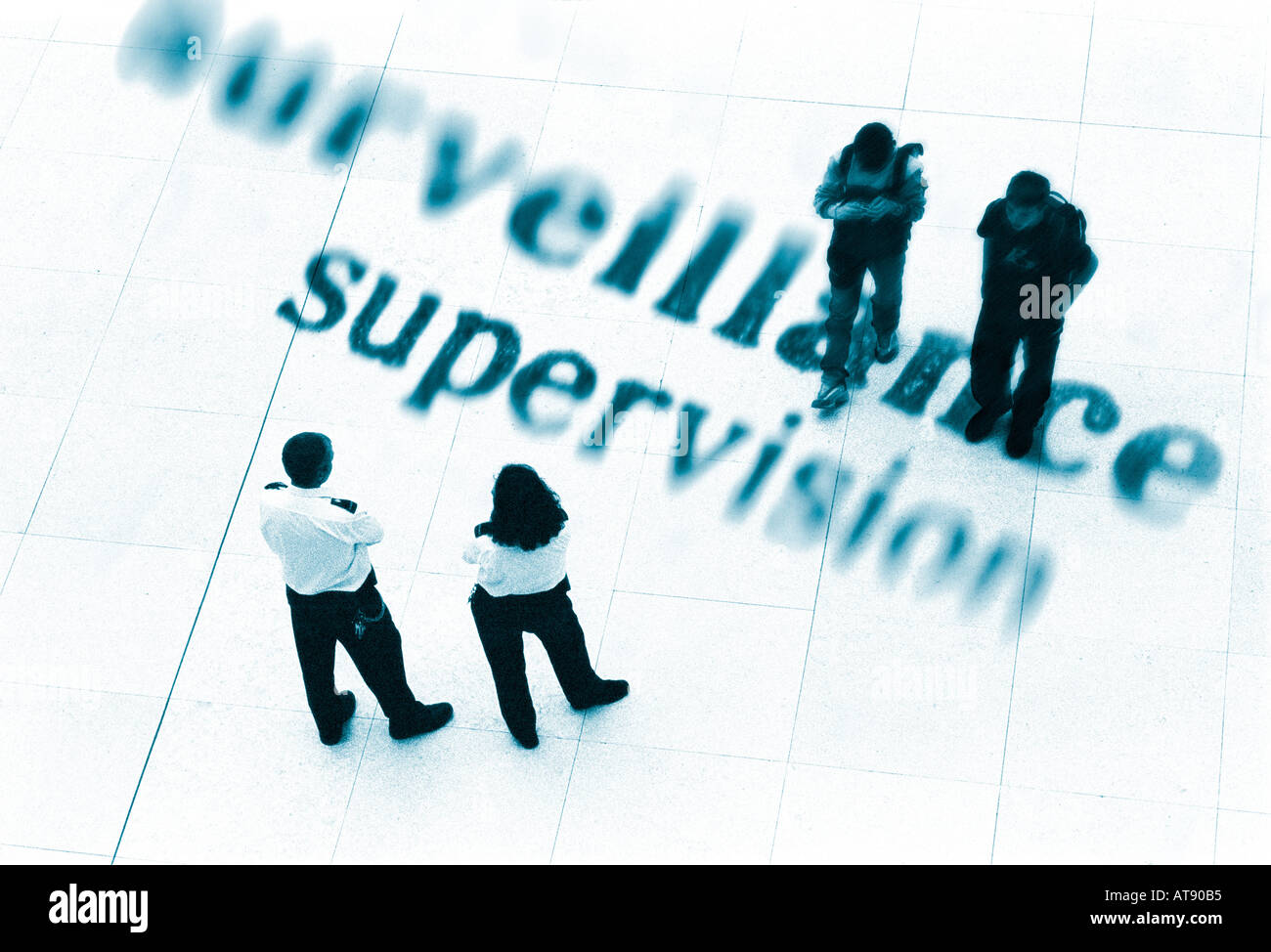 Les gardes de sécurité d'observer les passants par Banque D'Images