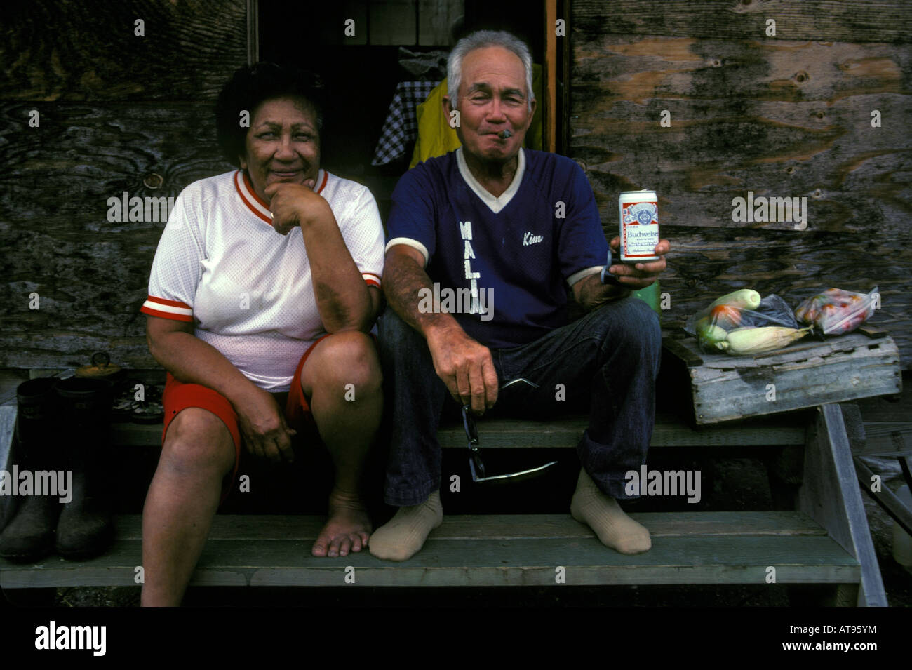 Portrait of a multi-ethnic couple assis sur leur porche. Banque D'Images