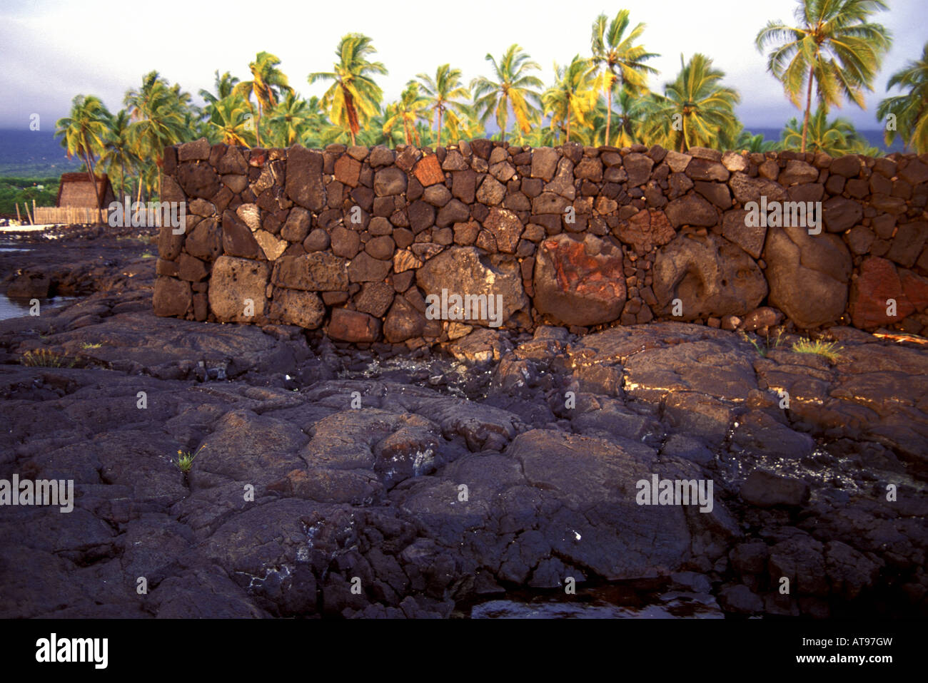 Mur de pierre de Hula Hula (Pa) de la plate-forme à puu Honua O Honaunau Parc national historique (Ville de Refuge), dans la région de Kona, Hawaï. Banque D'Images