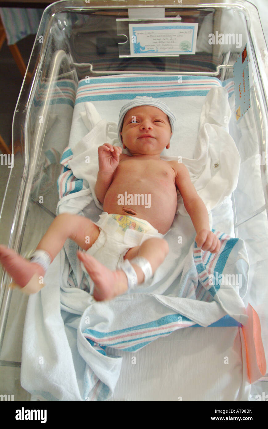 Bébé nouveau-né garçon à l'hôpital Massachusetts (MA) Etats-Unis d'Amérique (USA) Banque D'Images