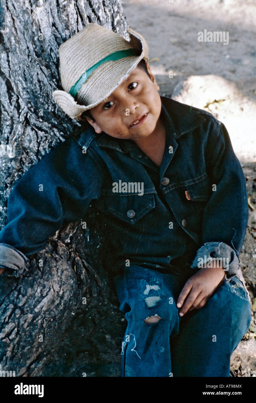 Portrait d'un jeune garçon maya dans Antigua Guatemala Banque D'Images