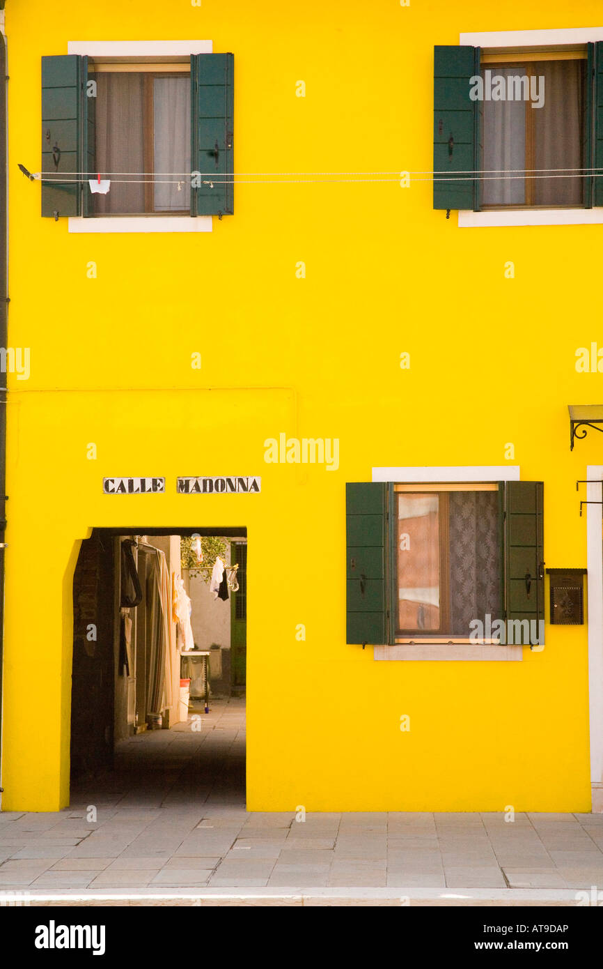 La façade jaune d'une maison sur l'île de Burano, dans la lagune de Venise Banque D'Images