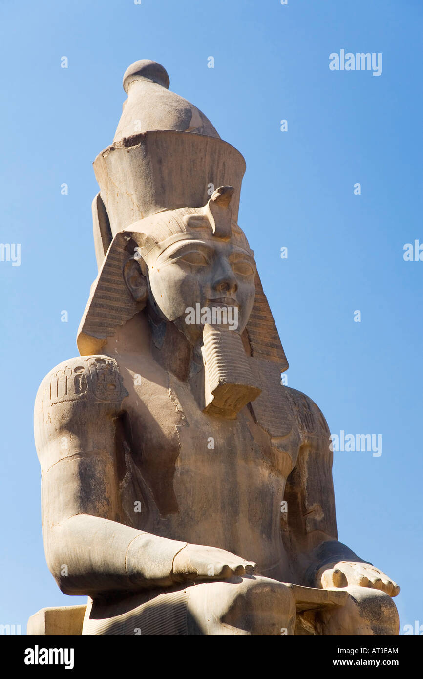 Statue de Ramsès II à été soleil soleil Temple de Karnak Site du patrimoine mondial de l'Afrique du Nord Egypte Louxor Banque D'Images