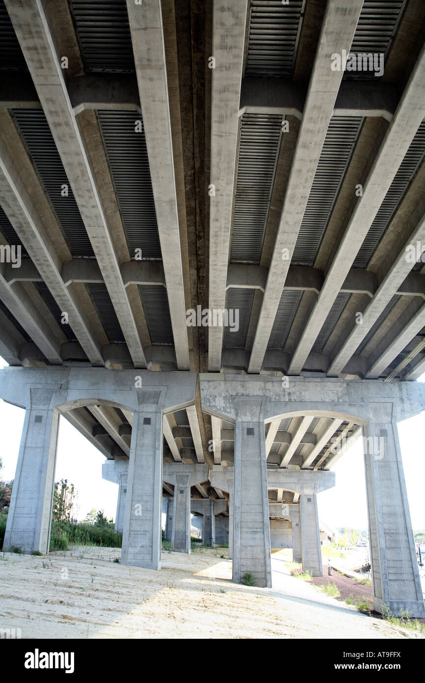 Face inférieure du pont routier. Poutres en béton parallèle avec double rangée de grands piliers en béton Banque D'Images