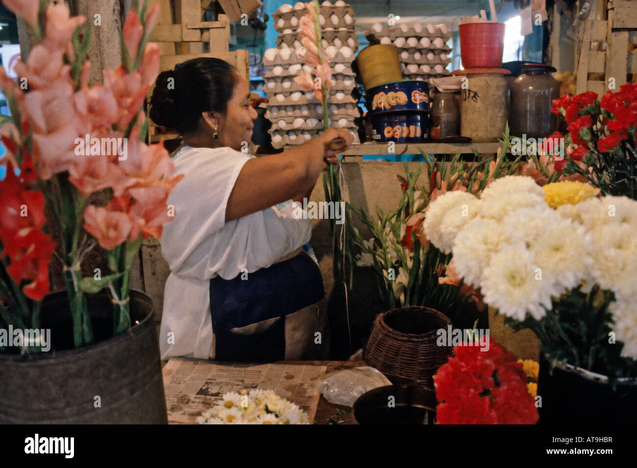 Femme maya vente de fleurs à Merida Yucatan Mexique Banque D'Images