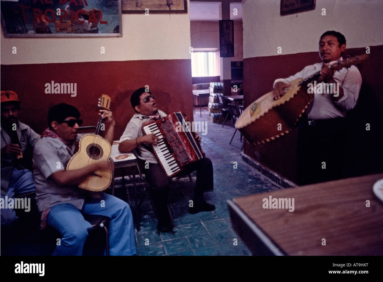 Les musiciens dans une cantina, dans le centre de Yucatan Mexique Banque D'Images