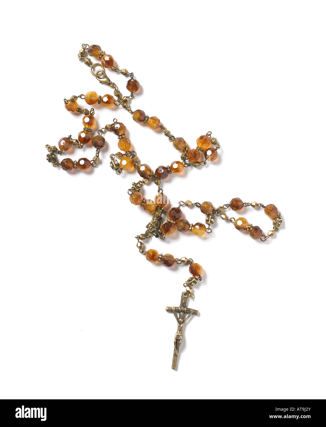 Crucifix avec perles d'ambre sur un fond blanc Banque D'Images