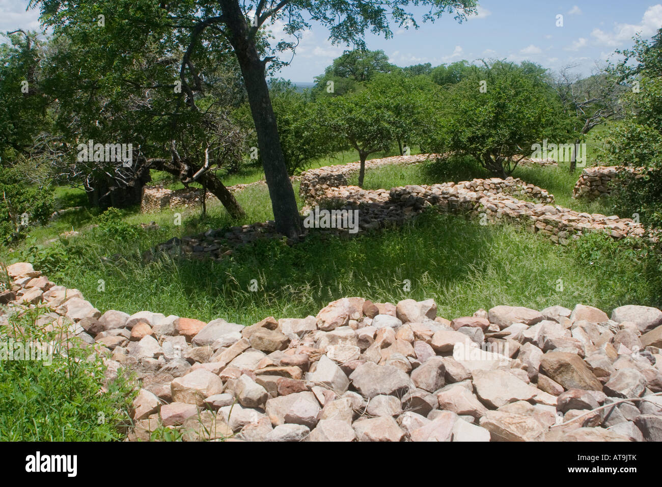 Murs en pierre reconstituée à Thulamela site archéologique dans le nord du Limpopo, Afrique du Sud, offre un aperçu de l'histoire africaine Banque D'Images