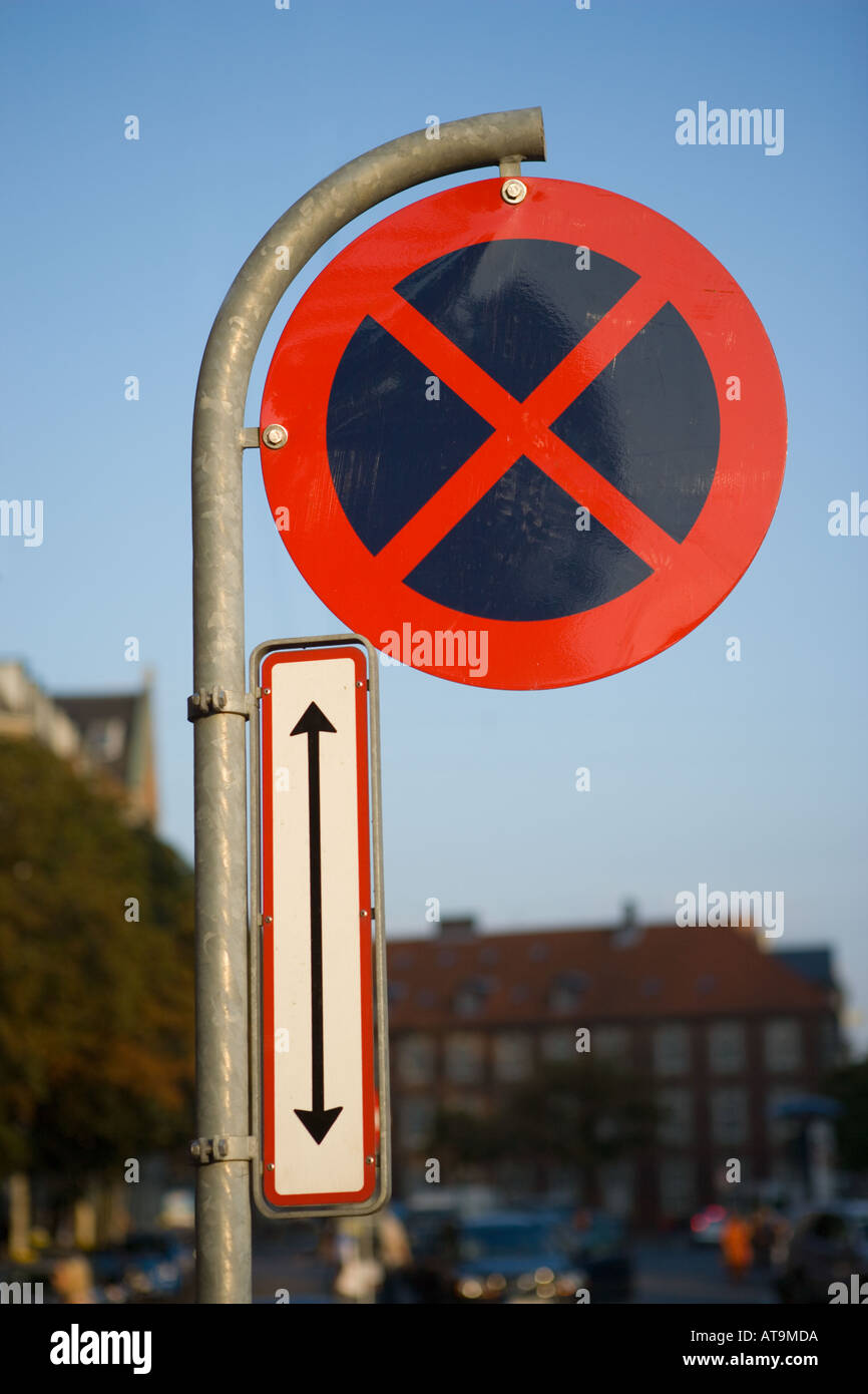 Pas d'arrêt et dans un sens d'une signalisation city street Banque D'Images