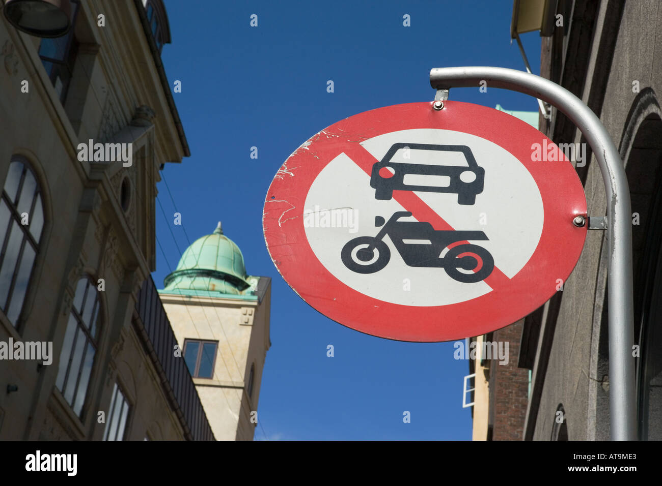 Pas d'entrée pour les voitures ou motos sign in city street Banque D'Images