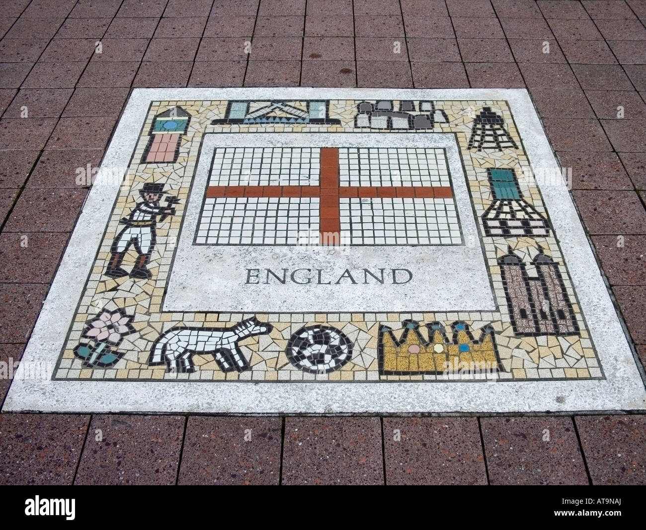 Drapeau anglais mosaïque dans l'allée à côté du stade du millénaire, Cardiff au Pays de Galles au Royaume-Uni. Banque D'Images