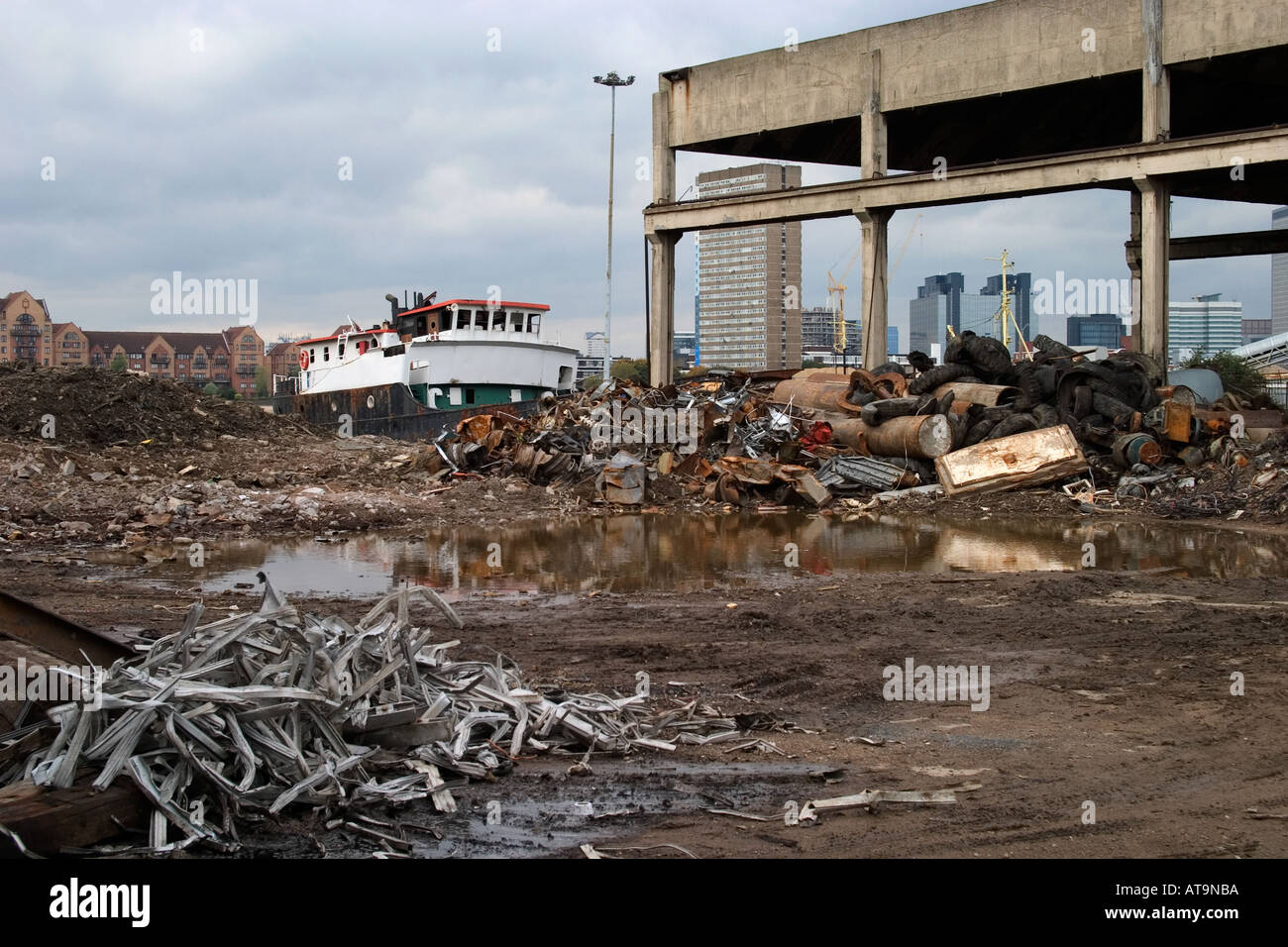 Wrecking Yard et d'ordures. Thames Path, North Greenwich, Londres, Angleterre Banque D'Images