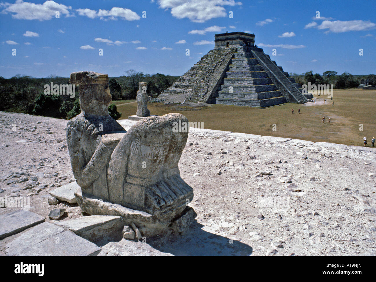 Pyramide et statue sur le site de Chichen Itza au Mexique Yucatan Banque D'Images