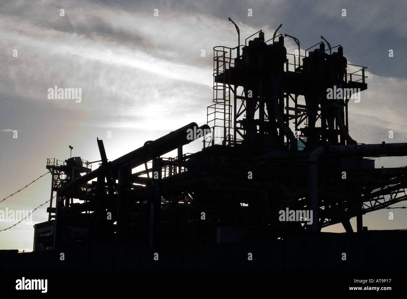 Installation industrielle par Thames Path, North Greenwich, Londres, Angleterre Banque D'Images