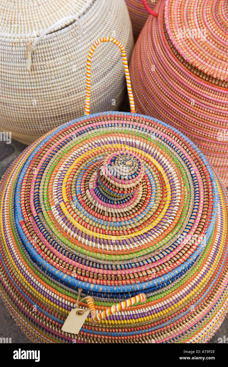 L'herbe tissée de couleur vive des conteneurs du Sénégal Banque D'Images