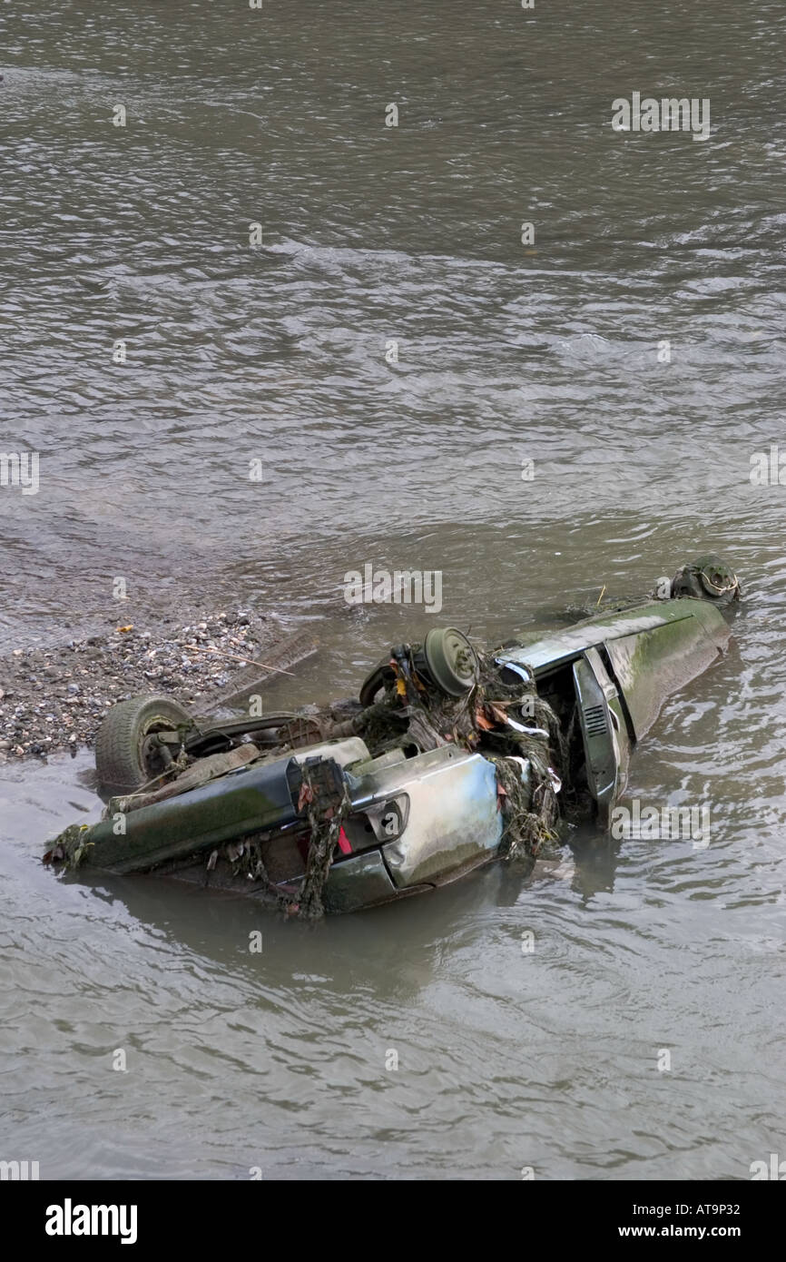 Voiture abandonnée épave déversés dans la rivière Lea. Londres, Angleterre Banque D'Images