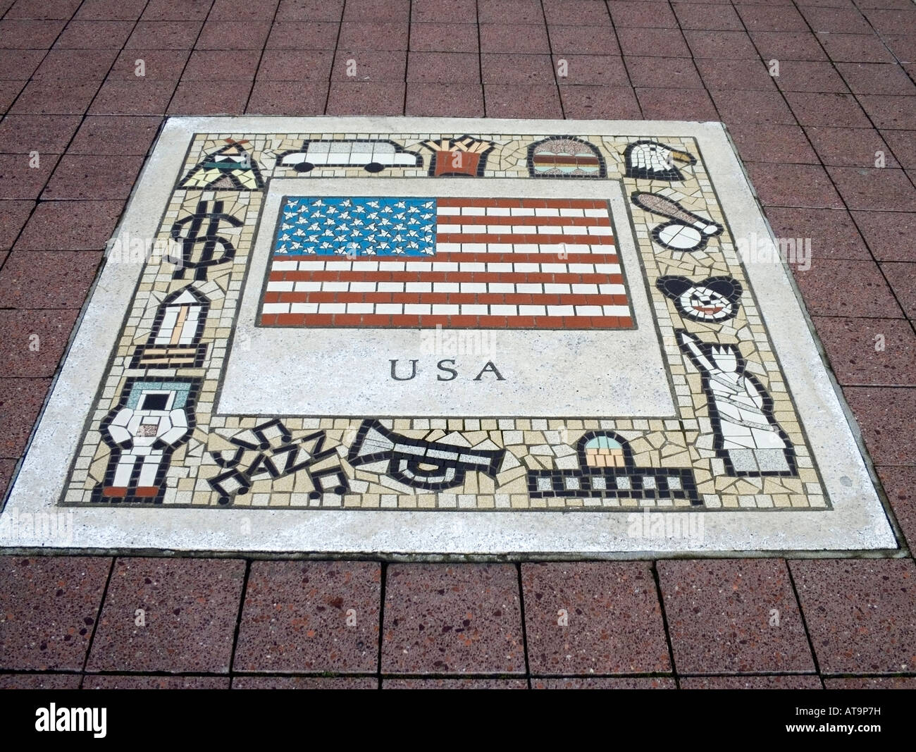 USA Flag mosaïque dans l'allée à côté du stade du millénaire, Cardiff au Pays de Galles au Royaume-Uni. Banque D'Images