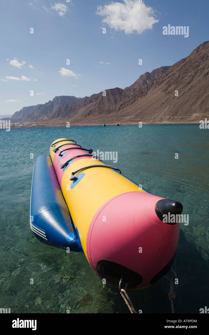 Taba Heights, péninsule du Sinaï, Égypte asie bateau banane colorés dans l'eau claire sur la côte est de la Mer Rouge Banque D'Images