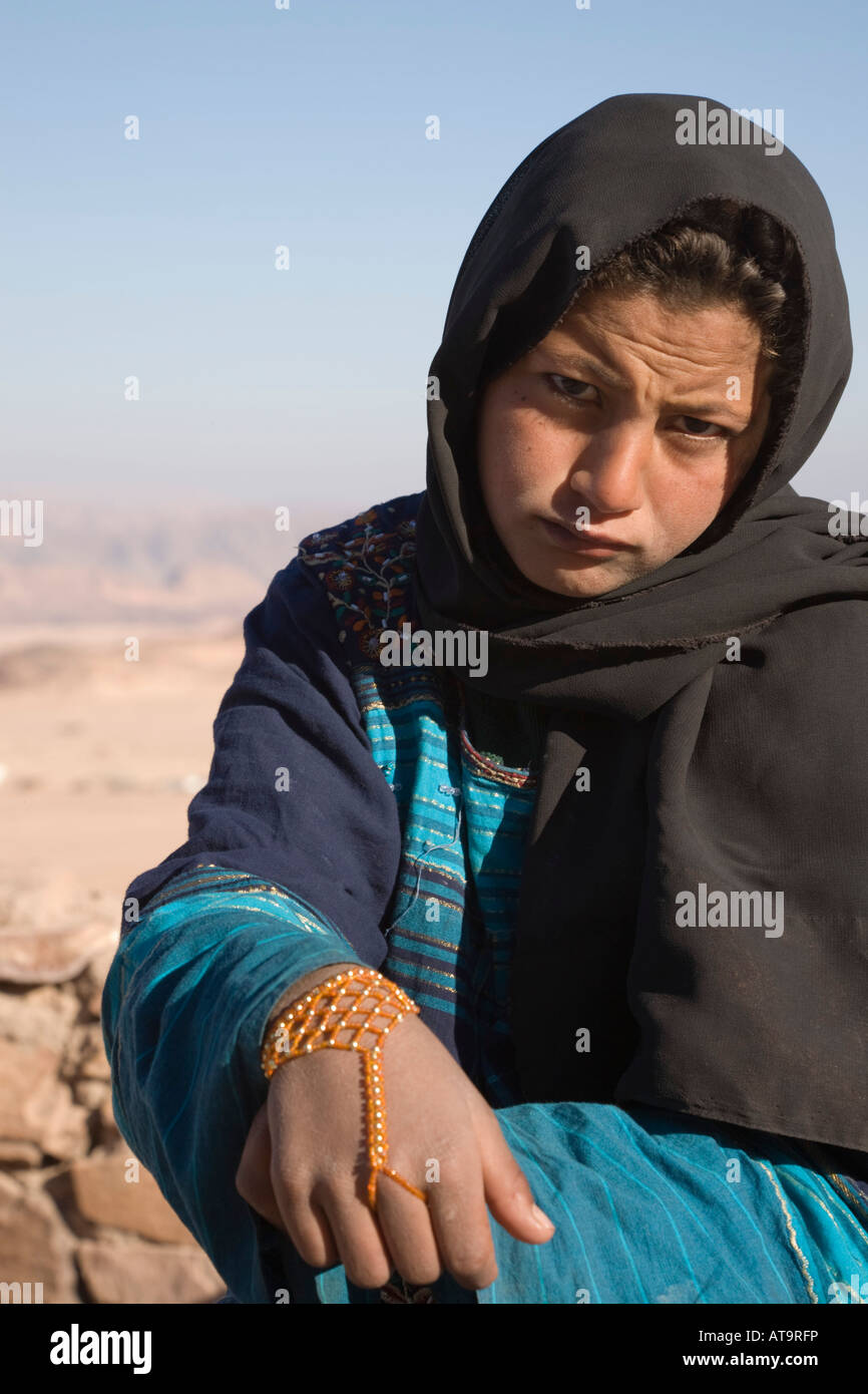 Péninsule du Sinaï Égypte Bédouins Février Asie marchande en bordure du désert en souvenir triste triste expression Banque D'Images