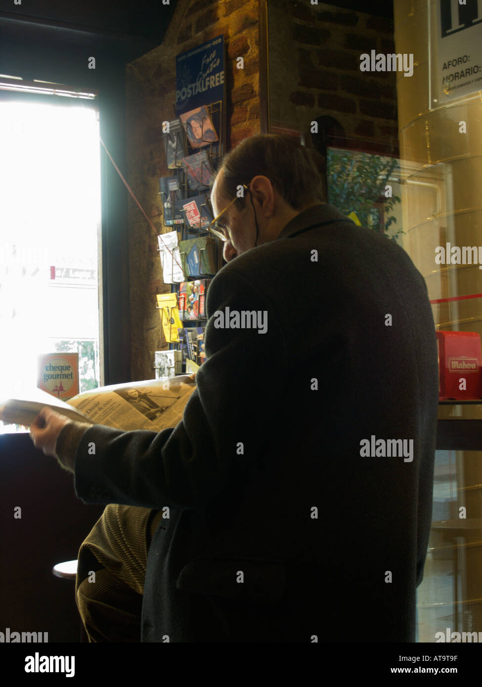 Espagne Madrid capitale Man drinking et reading newspaper in bar Banque D'Images