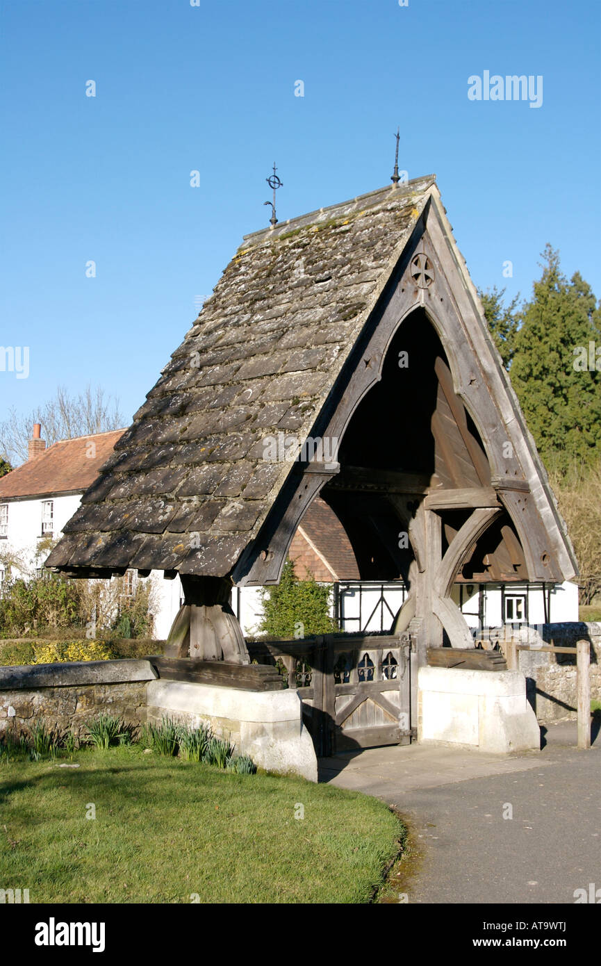 Lych Gate au St Michael's Church Betchworth Surrey filming location utilisé dans le Hugh Grant film Quatre mariages et un Enterrement Banque D'Images