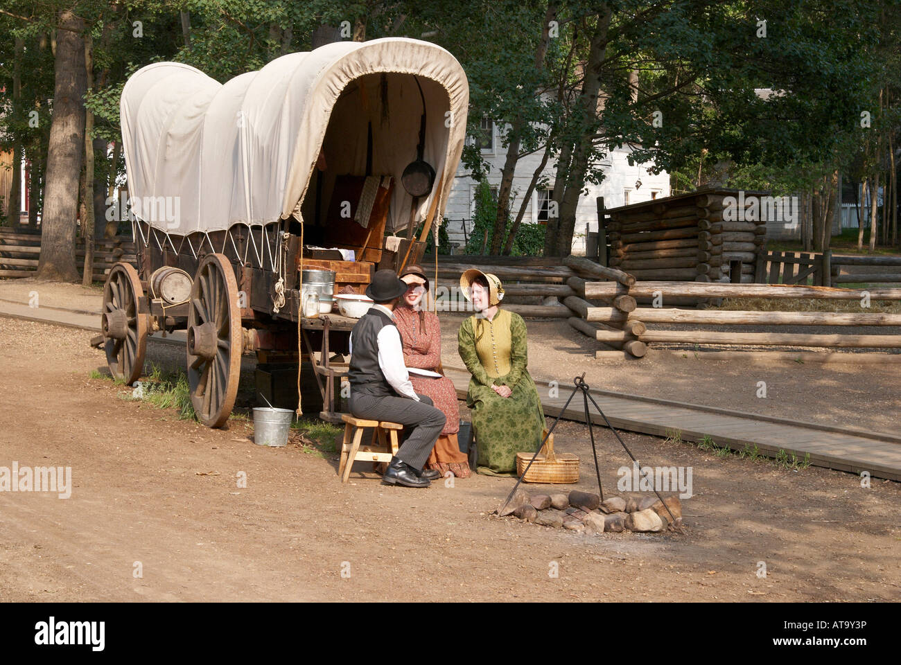 1885 Scène de rue à Fort Edmonton Park, Edmonton, Alberta, Canada avec les premiers colons par leur chariot couvert. Banque D'Images