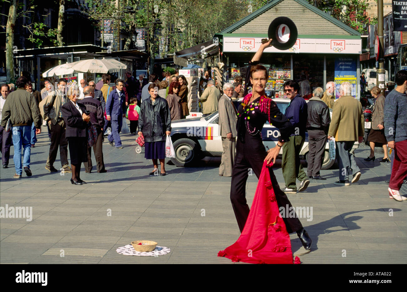 Espagne Barcelone Ramblas avec danseuse de flamenco corrida rouge performance Rue du cap Banque D'Images