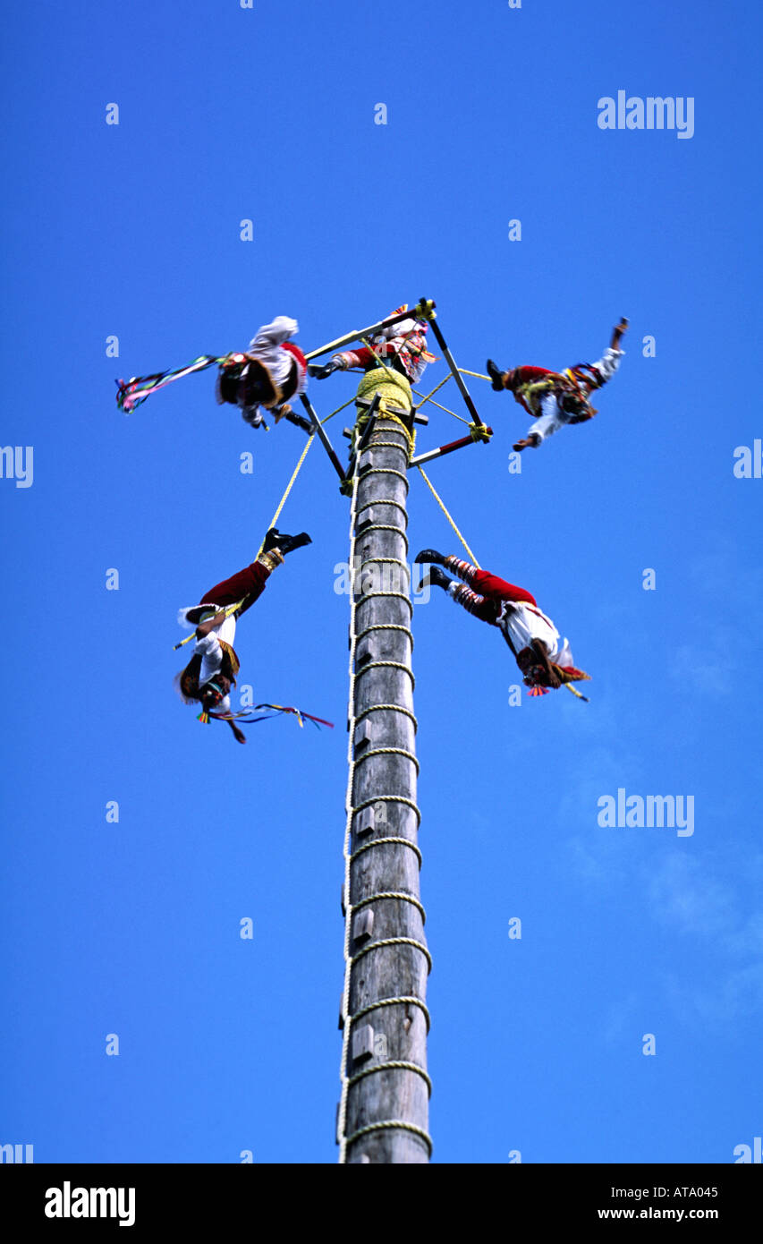 Mexique Yucatan Voladores Indian volant autour d'un pôle ancien rituel de prehispanics Banque D'Images
