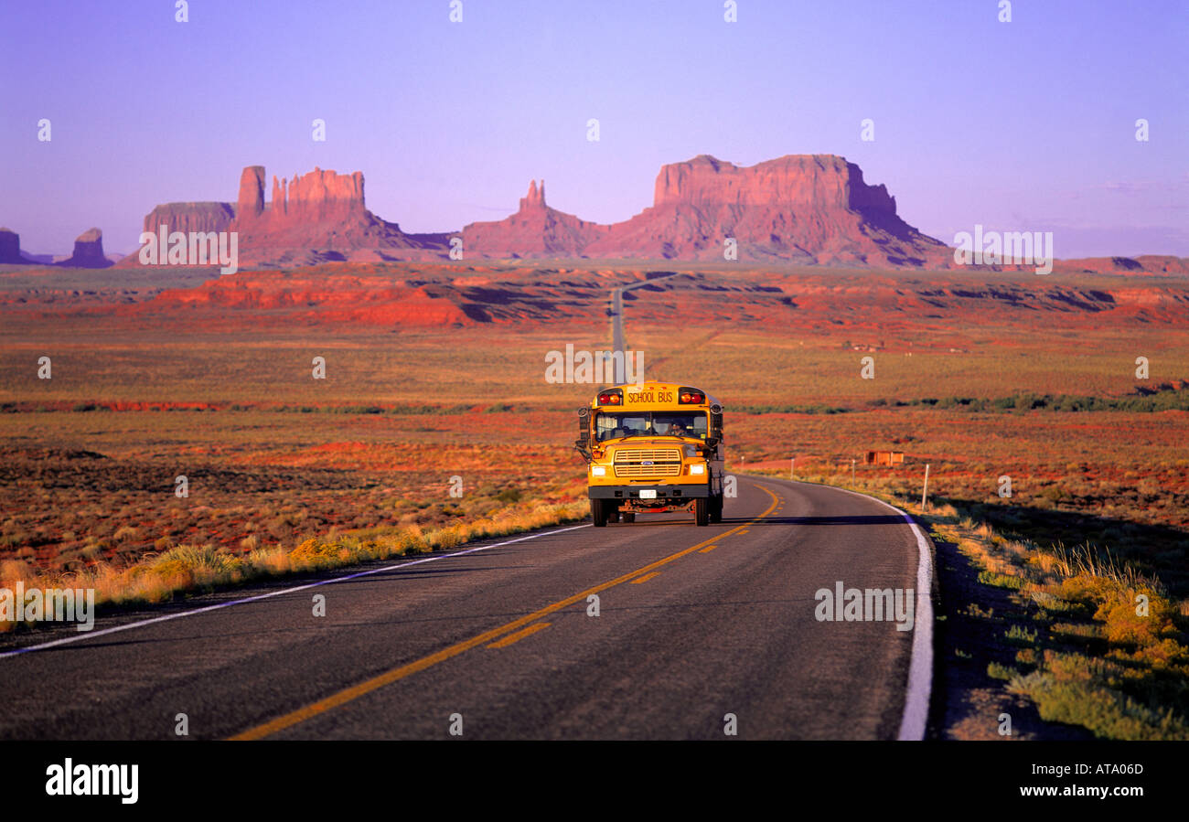 USA Arizona Monument Valley Highway bus scolaire Banque D'Images