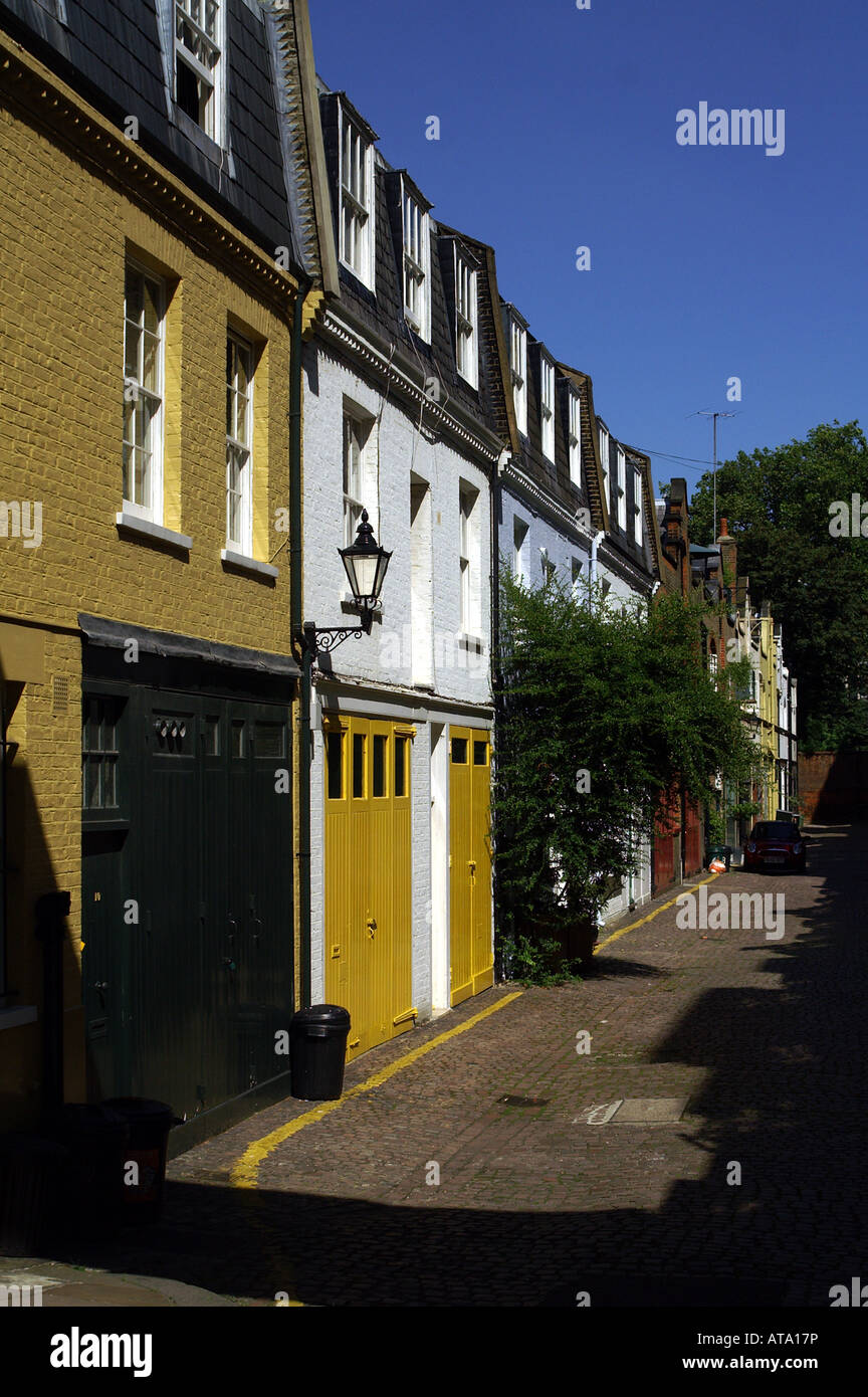 Un London Mews. Composition en blanc, jaune, bleu et soleil Banque D'Images