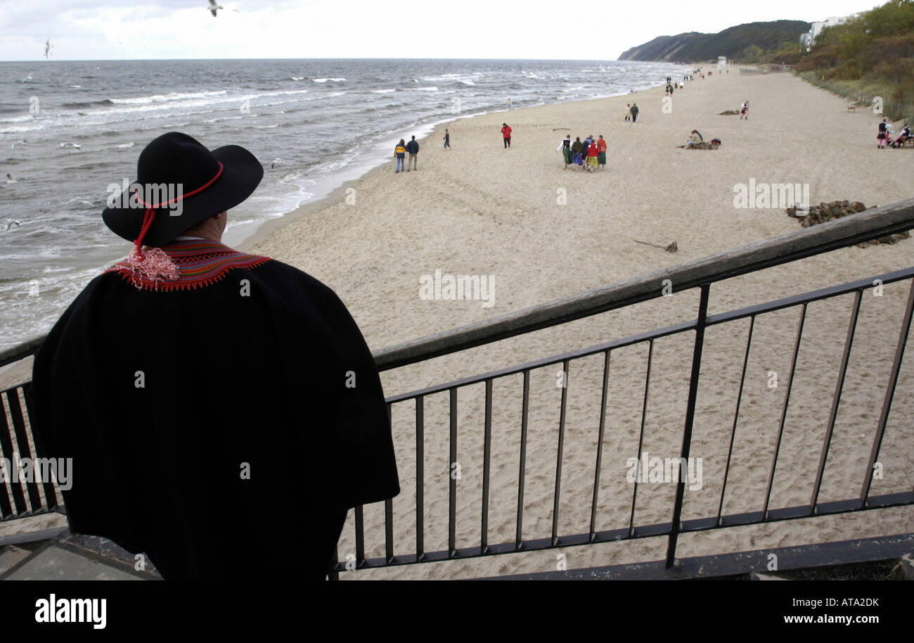 Un homme sur un quai en regardant la plage de Miedzyzdroje, Pologne Banque D'Images