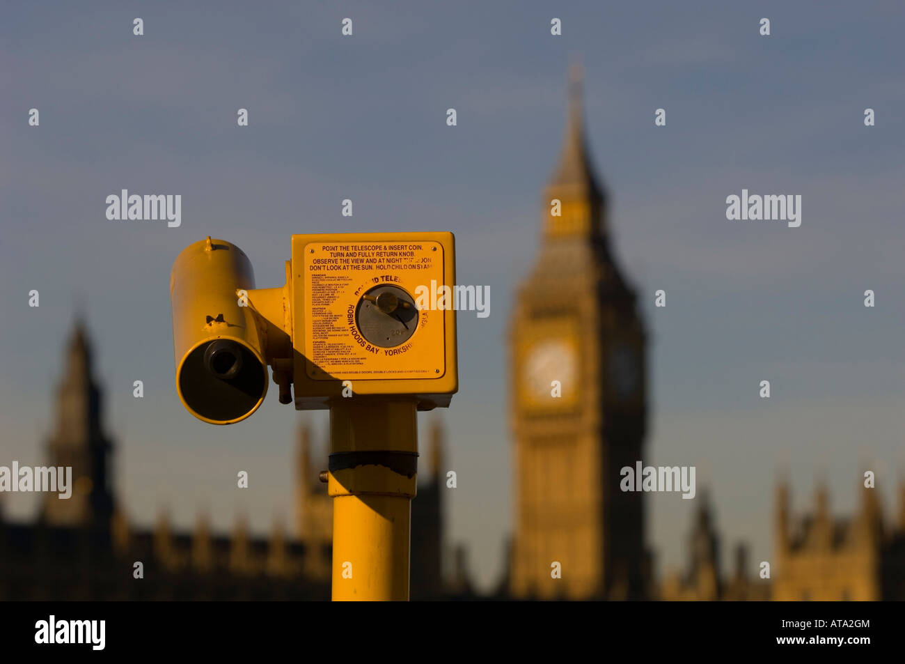Jumelles visant à chambres du Parlement London United Kingdom Banque D'Images