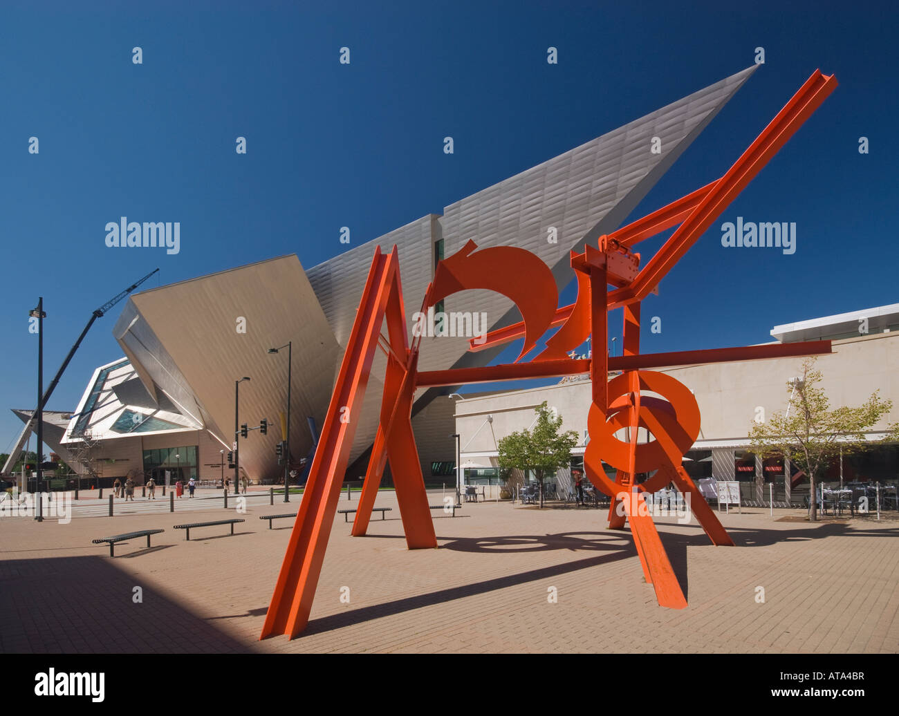 Sculpture lao Tzu de Mark di Suvero devant le Denver Art Museum, conçue par Daniel Libeskind, Denver, Colorado, États-Unis Banque D'Images