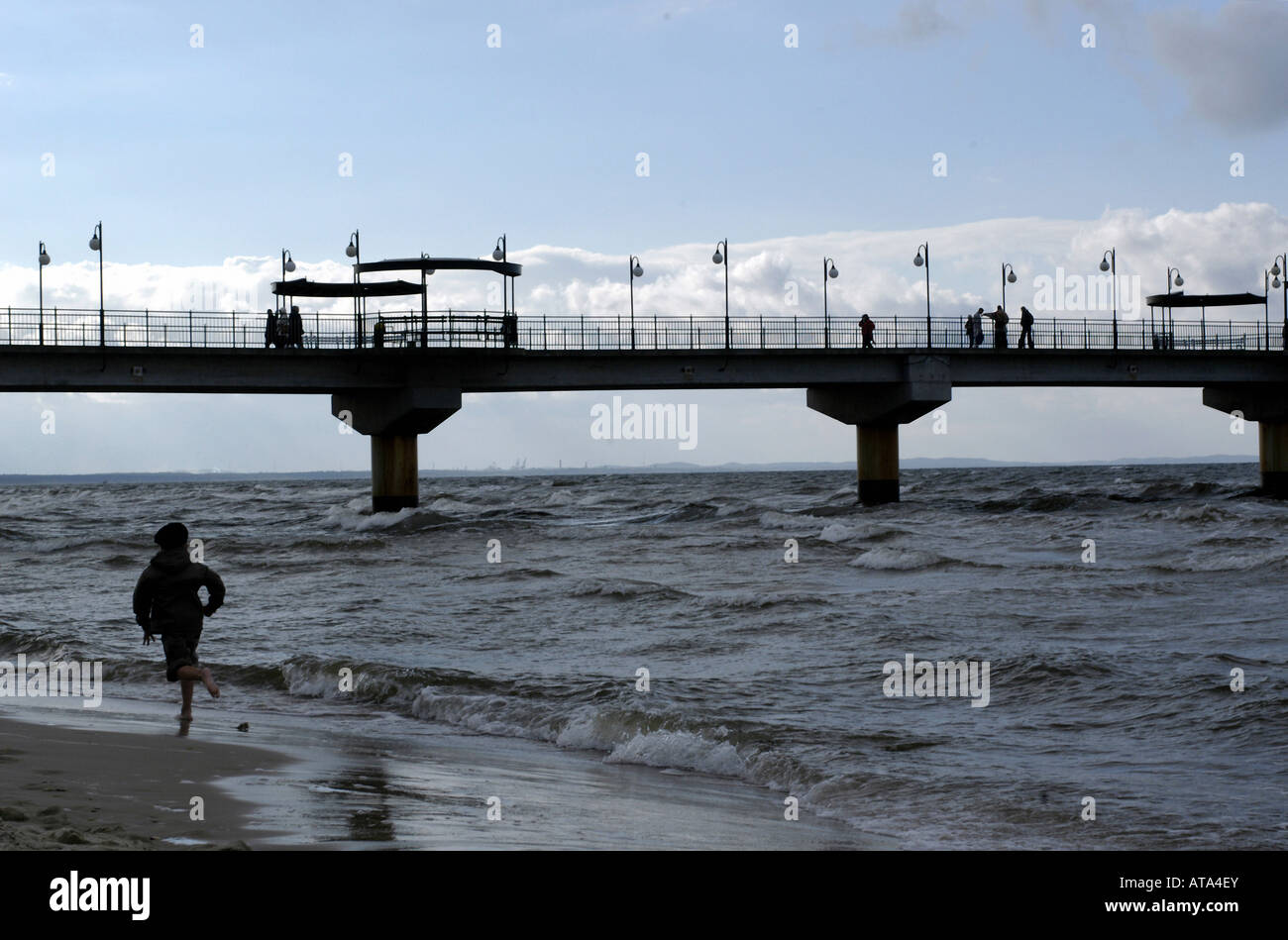 Une jetée à la côte de la mer Baltique à Miedzyzdroje, Pologne Banque D'Images
