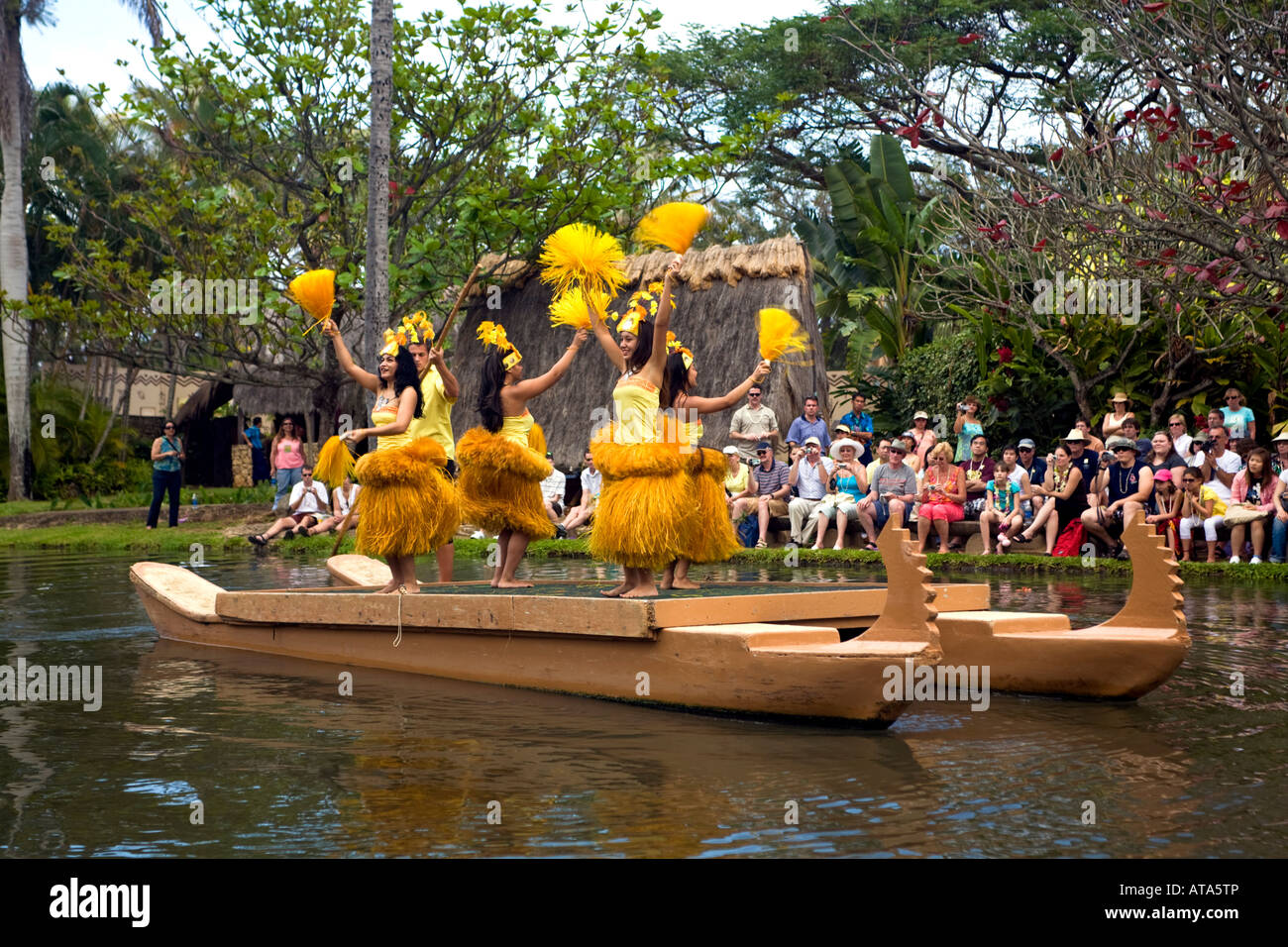 PCC Tahiti bateau jaune, Oahu, Hawaii. Centre Culturel Polynésien show Banque D'Images