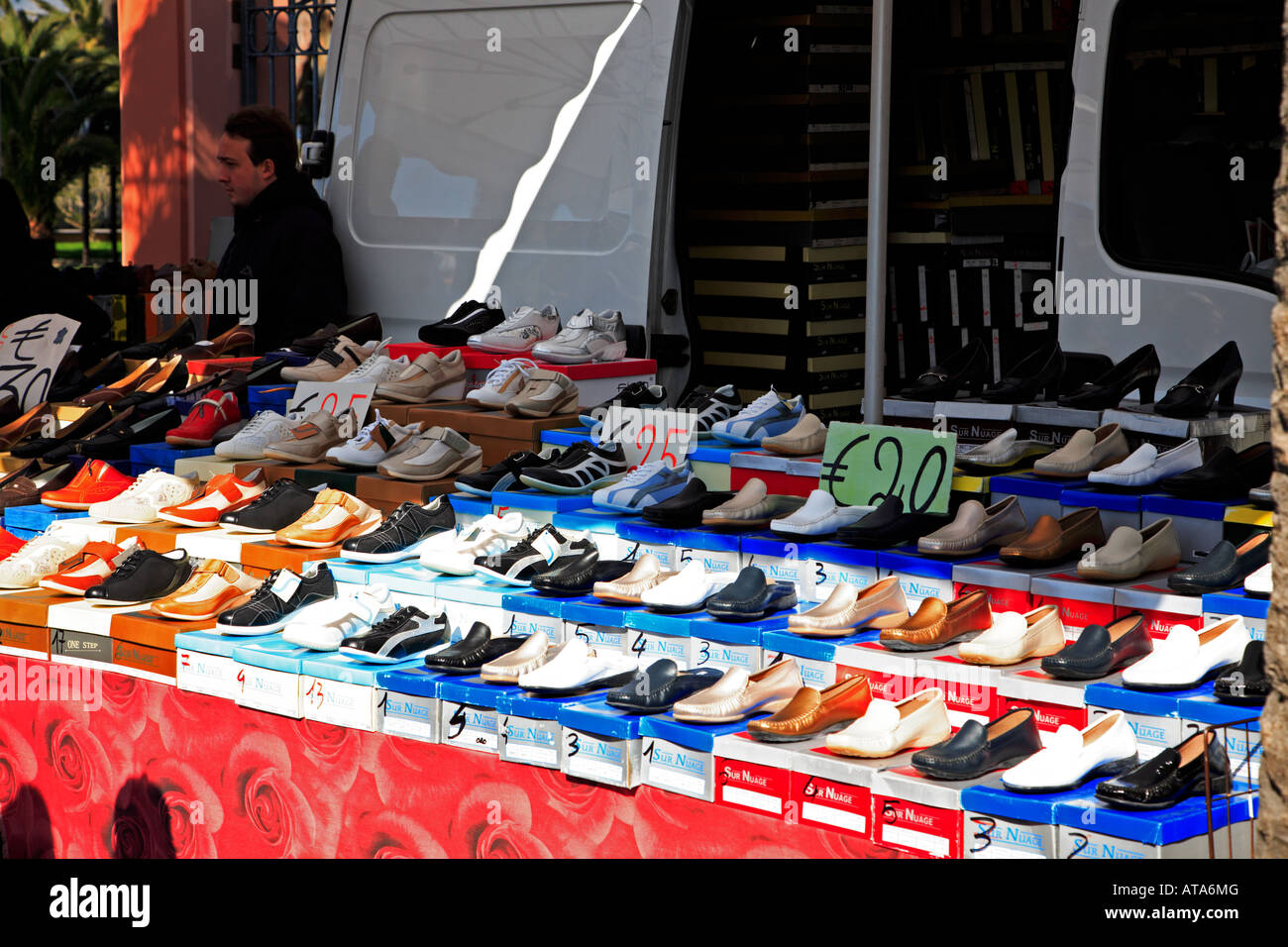 Service de stand au marché du vendredi le célèbre à Ventimiglia Photo Stock  - Alamy