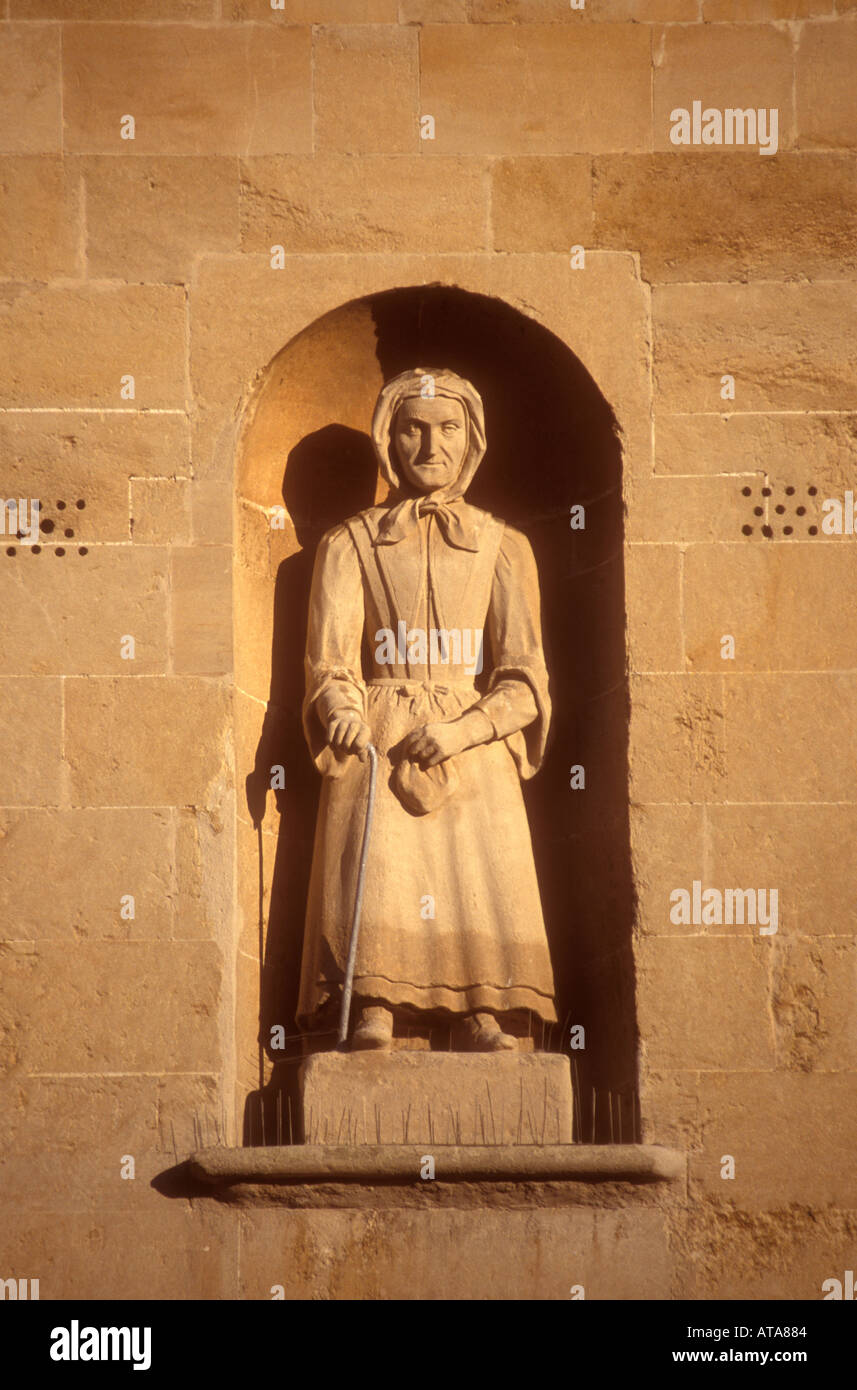 Statue de vieille femme avec une canne à l'avant de la Maison Bleue à Frome Somerset en Angleterre Banque D'Images