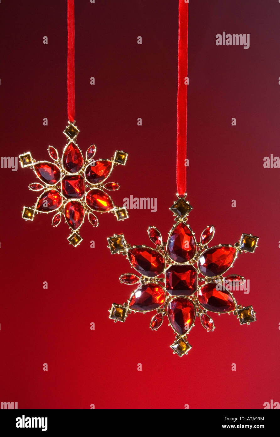 Carte de Noël - comme des bijoux rouge décorations de Noël flocon de pendaison sur un fond rouge Banque D'Images