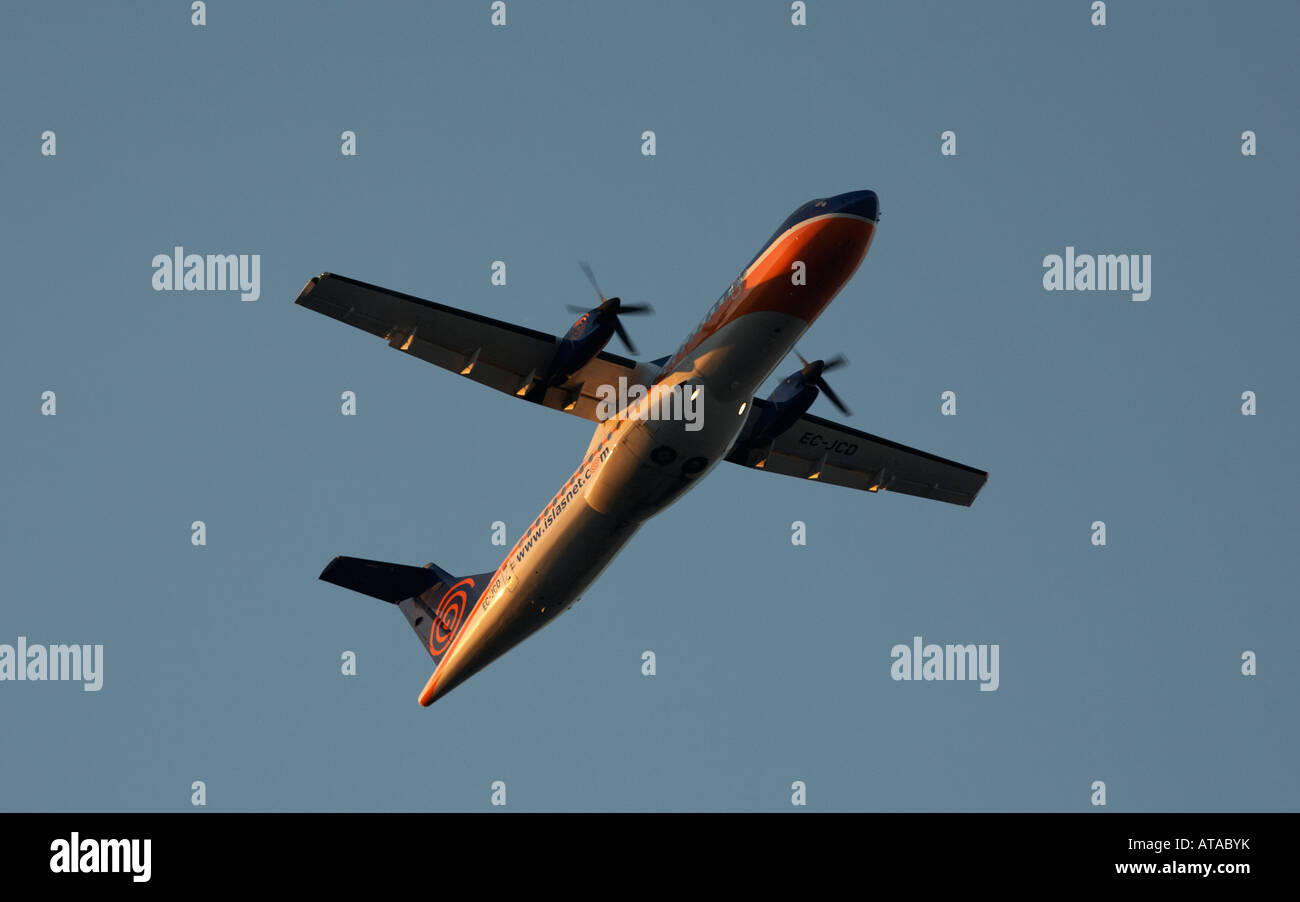 Islasnet islas airways aerospatiale ATR 72 202 JCD ce volant dans le ciel bleu de l'aéroport de Tenerife Nord - Los Rodeos tenerife Banque D'Images