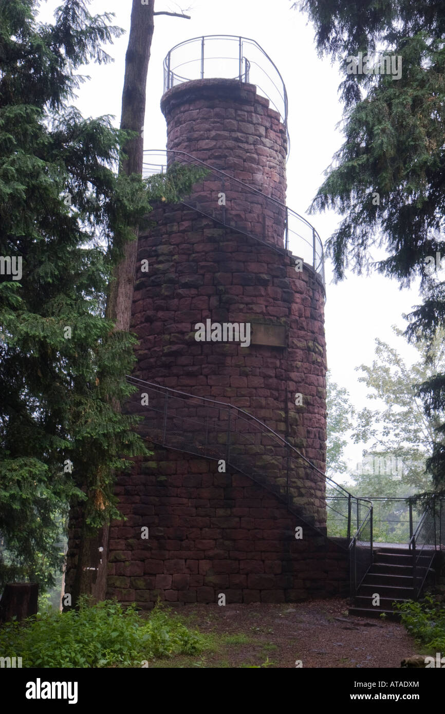 À 360 mètres de haut, le Gaisbergturm est sur une colline au-dessus de Heidelberg Allemagne Banque D'Images