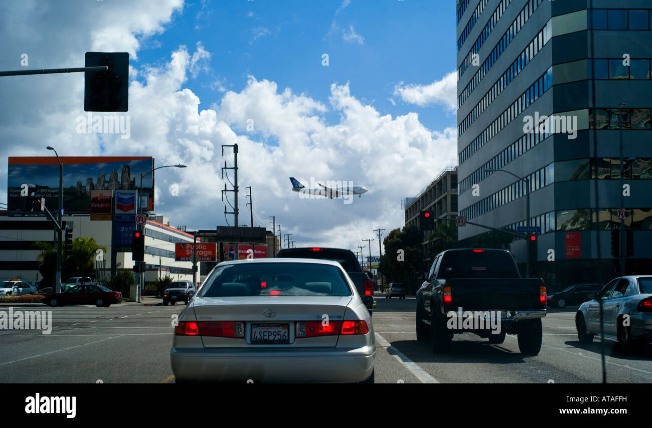 Le trafic de Los Angeles en Californie avec un jet de l'atterrissage à l'aéroport de LAX par route. Banque D'Images