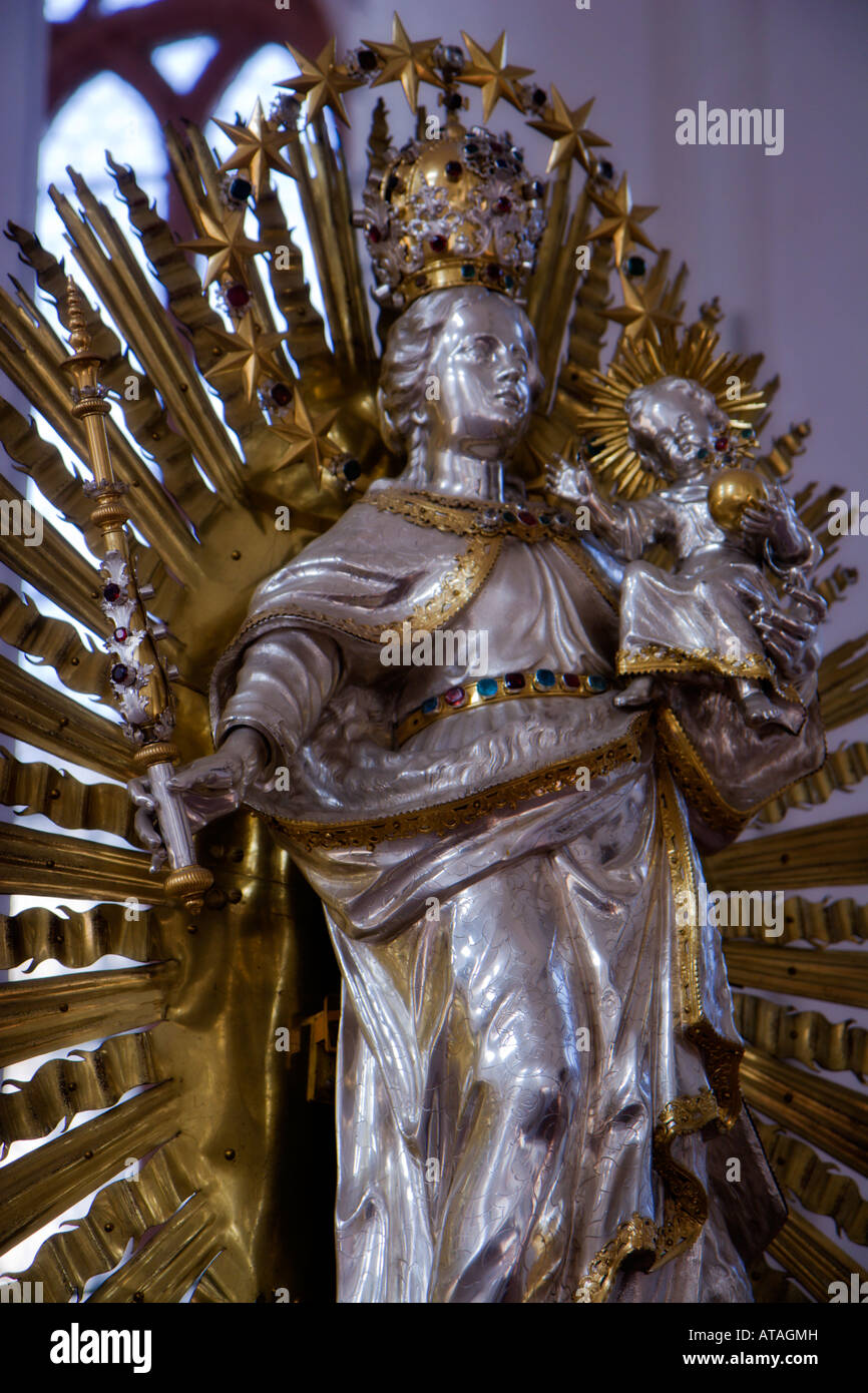 Une statue de Vierge à l'enfant avec des rayons de lumière d'or dans l'église des Jésuites à Heidelberg, Allemagne. Banque D'Images