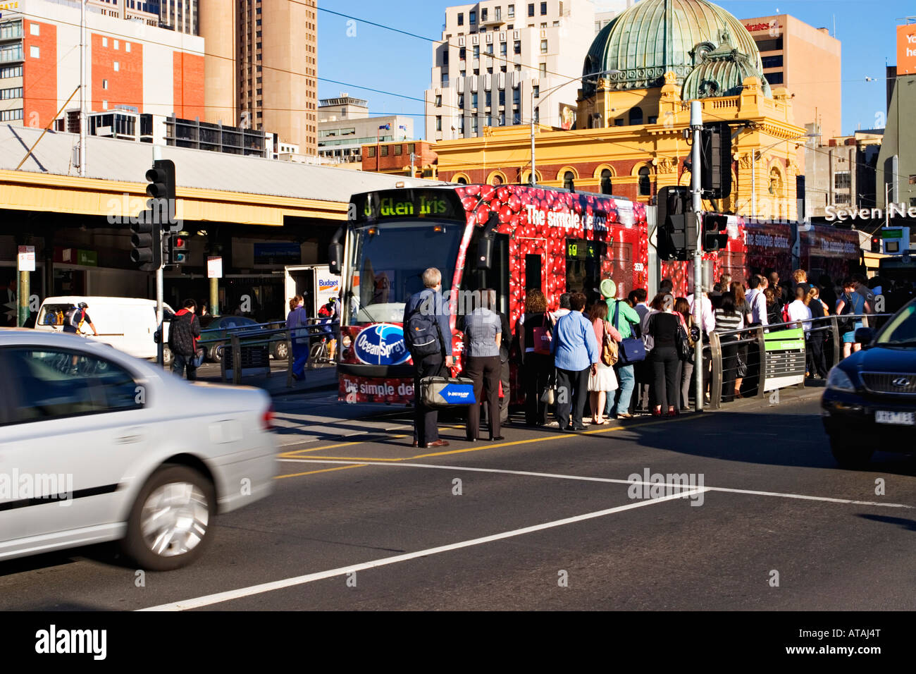 Les rues de Melbourne Melbourne / un tramway pour les passagers à un arrêt de tramway.Melbourne Victoria en Australie. Banque D'Images