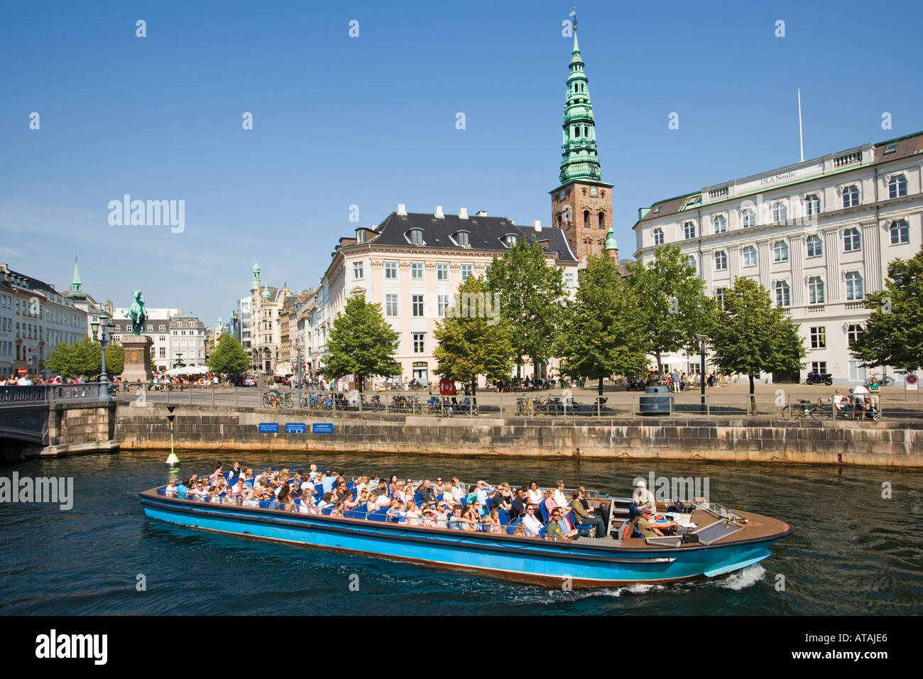 Danemark Copenhague Vue sur canal avec bateau d'excursion à spire de Nikolaj Kirke Banque D'Images