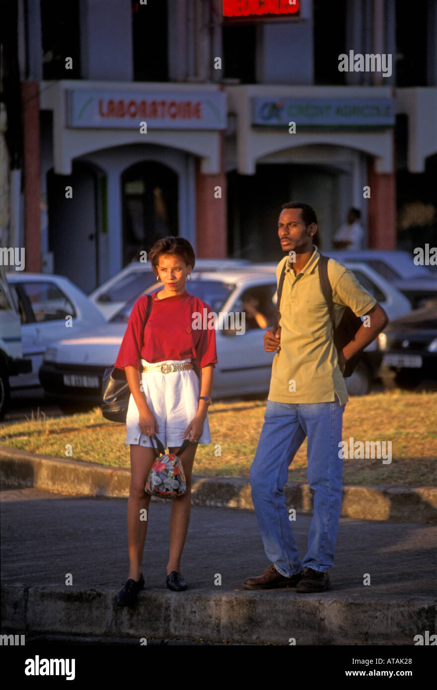 Martiniquais gens personne jeune homme et femme couple debout sur coin de rue Fort-de-France Martinique Antilles Françaises Banque D'Images